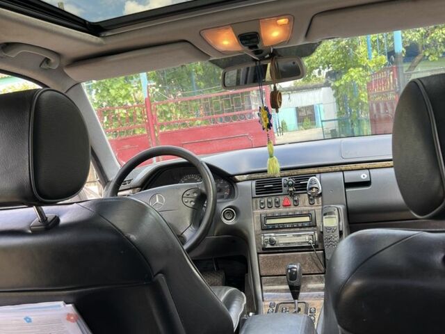 Серый Мерседес Е-Класс, объемом двигателя 2.7 л и пробегом 370 тыс. км за 4800 $, фото 1 на Automoto.ua