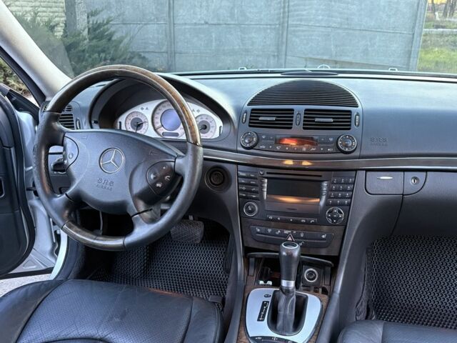 Сірий Мерседес Е-Клас, об'ємом двигуна 5 л та пробігом 280 тис. км за 6499 $, фото 19 на Automoto.ua