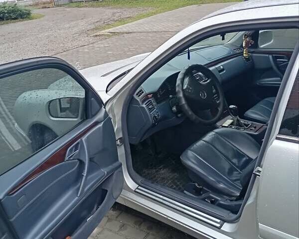 Сірий Мерседес Е-Клас, об'ємом двигуна 2.2 л та пробігом 700 тис. км за 4600 $, фото 4 на Automoto.ua