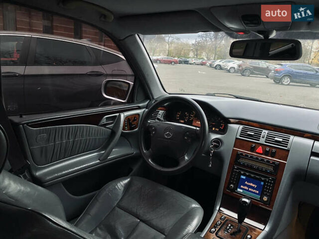 Серый Мерседес Е-Класс, объемом двигателя 3.2 л и пробегом 490 тыс. км за 4099 $, фото 11 на Automoto.ua