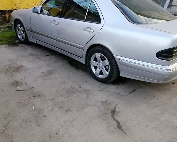 Сірий Мерседес Е-Клас, об'ємом двигуна 3.2 л та пробігом 422 тис. км за 5000 $, фото 4 на Automoto.ua