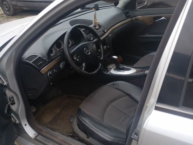 Сірий Мерседес Е-Клас, об'ємом двигуна 3 л та пробігом 320 тис. км за 2600 $, фото 6 на Automoto.ua