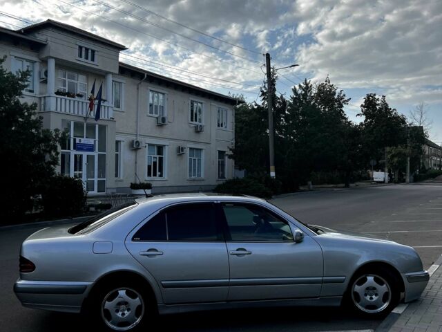 Серый Мерседес Е-Класс, объемом двигателя 2.2 л и пробегом 300 тыс. км за 4600 $, фото 2 на Automoto.ua