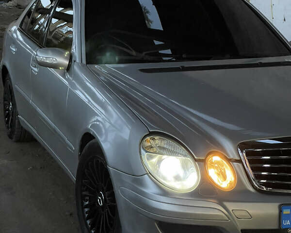 Сірий Мерседес Е-Клас, об'ємом двигуна 2.2 л та пробігом 350 тис. км за 4500 $, фото 1 на Automoto.ua