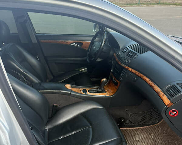 Сірий Мерседес Е-Клас, об'ємом двигуна 2.6 л та пробігом 330 тис. км за 6800 $, фото 6 на Automoto.ua