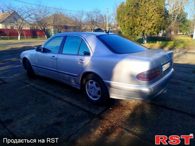 Серый Мерседес Е-Класс, объемом двигателя 2.1 л и пробегом 380 тыс. км за 3550 $, фото 3 на Automoto.ua