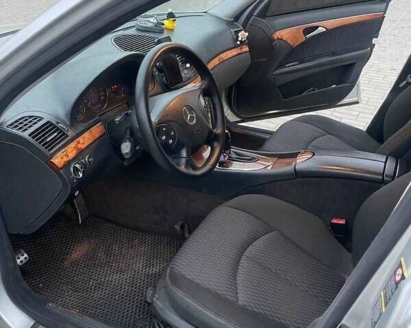 Серый Мерседес Е-Класс, объемом двигателя 2.1 л и пробегом 330 тыс. км за 6200 $, фото 2 на Automoto.ua