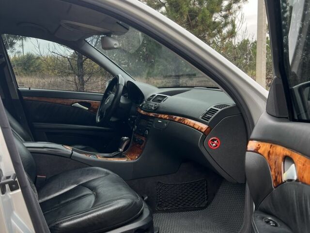 Серый Мерседес Е-Класс, объемом двигателя 2.7 л и пробегом 530 тыс. км за 3350 $, фото 5 на Automoto.ua