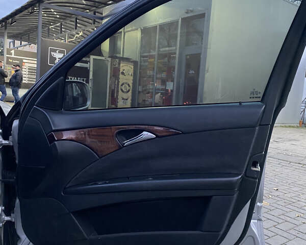 Сірий Мерседес Е-Клас, об'ємом двигуна 2.2 л та пробігом 351 тис. км за 5400 $, фото 18 на Automoto.ua