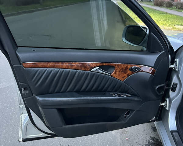 Сірий Мерседес Е-Клас, об'ємом двигуна 2.6 л та пробігом 354 тис. км за 5000 $, фото 16 на Automoto.ua