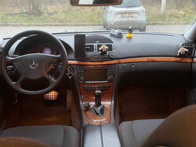 Серый Мерседес Е-Класс, объемом двигателя 2.1 л и пробегом 330 тыс. км за 6200 $, фото 2 на Automoto.ua