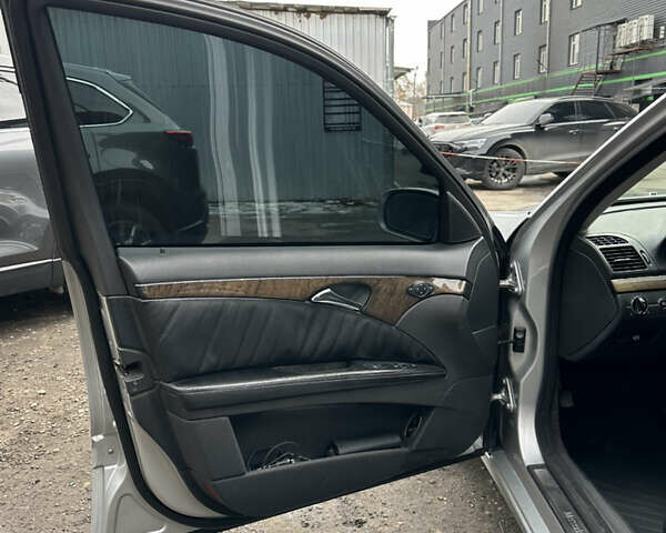 Сірий Мерседес Е-Клас, об'ємом двигуна 2.7 л та пробігом 347 тис. км за 6799 $, фото 13 на Automoto.ua