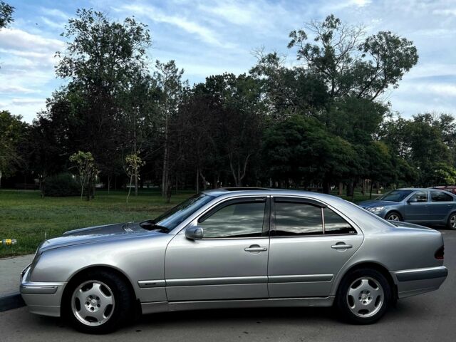 Серый Мерседес Е-Класс, объемом двигателя 2.2 л и пробегом 300 тыс. км за 4600 $, фото 3 на Automoto.ua