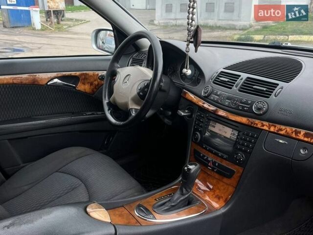Серый Мерседес Е-Класс, объемом двигателя 2.2 л и пробегом 443 тыс. км за 5699 $, фото 7 на Automoto.ua