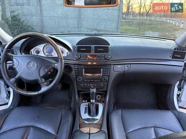 Серый Мерседес Е-Класс, объемом двигателя 5 л и пробегом 280 тыс. км за 6499 $, фото 18 на Automoto.ua