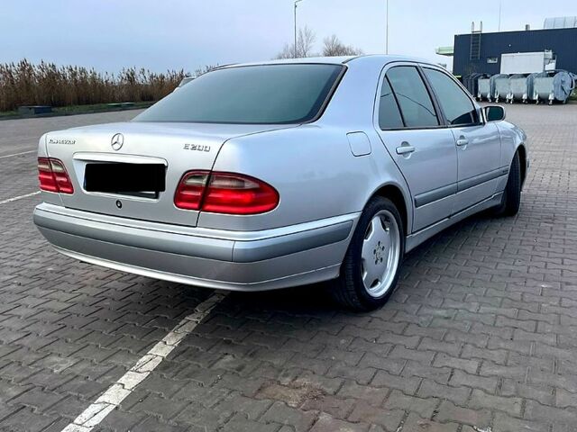 Серый Мерседес Е-Класс, объемом двигателя 2 л и пробегом 320 тыс. км за 4500 $, фото 2 на Automoto.ua