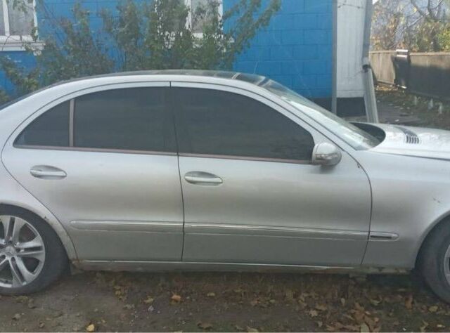 Серый Мерседес Е-Класс, объемом двигателя 3.2 л и пробегом 300 тыс. км за 2600 $, фото 15 на Automoto.ua