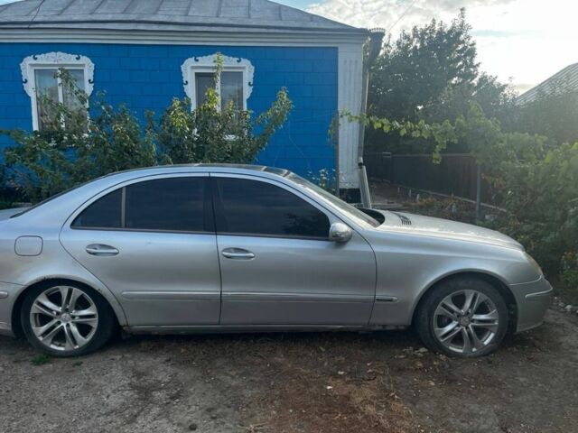 Серый Мерседес Е-Класс, объемом двигателя 3.2 л и пробегом 300 тыс. км за 2600 $, фото 1 на Automoto.ua