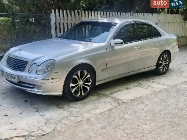 Мерседес Е-Клас 2003 у Чопе на Automoto.ua Сірий Мерседес Е-Клас, об'ємом двигуна 3.2 л та пробігом 388 тис. км за 10000 $, фото 2 на Automoto.ua