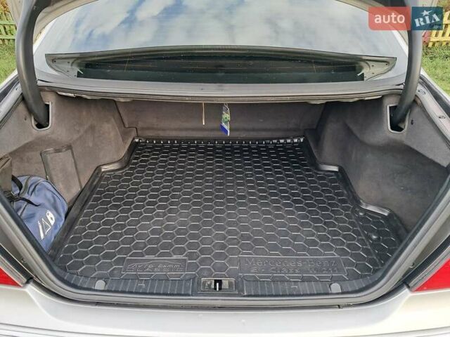 Мерседес Е-Класс 2003 в Лохвице на Automoto.ua Серый Мерседес Е-Класс, объемом двигателя 2 л и пробегом 336 тыс. км за 7000 $, фото 12 на Automoto.ua