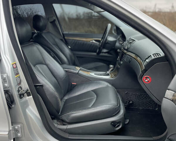 Сірий Мерседес Е-Клас, об'ємом двигуна 2.2 л та пробігом 265 тис. км за 5900 $, фото 41 на Automoto.ua