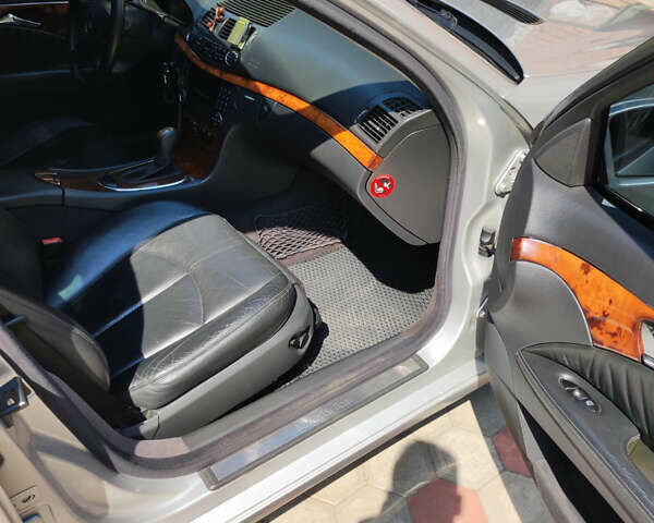 Серый Мерседес Е-Класс, объемом двигателя 2.8 л и пробегом 195 тыс. км за 7799 $, фото 10 на Automoto.ua