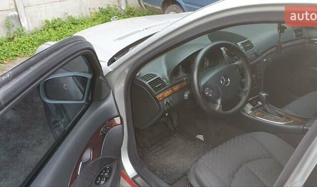 Серый Мерседес Е-Класс, объемом двигателя 2.15 л и пробегом 391 тыс. км за 4000 $, фото 2 на Automoto.ua
