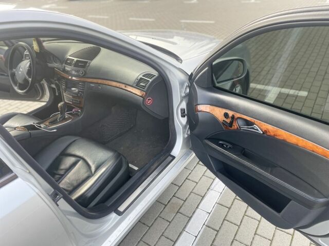 Серый Мерседес Е-Класс, объемом двигателя 2.7 л и пробегом 200 тыс. км за 8000 $, фото 2 на Automoto.ua