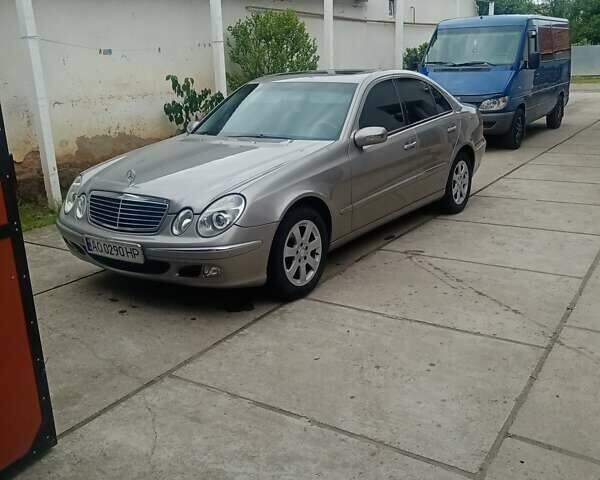 Мерседес Е-Класс 2003 в Береговом на Automoto.ua Серый Мерседес Е-Класс, объемом двигателя 3.2 л и пробегом 340 тыс. км за 6500 $, фото 1 на Automoto.ua