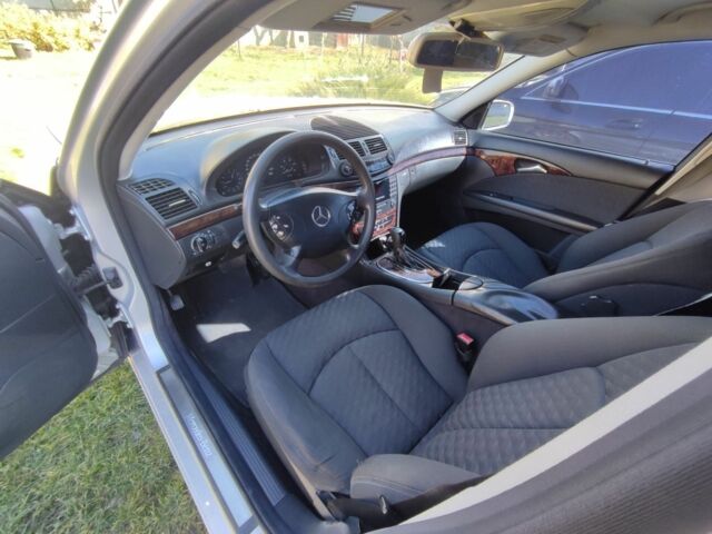 Серый Мерседес Е-Класс, объемом двигателя 2.1 л и пробегом 420 тыс. км за 5600 $, фото 4 на Automoto.ua