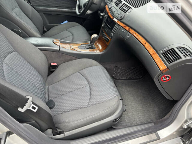 Сірий Мерседес Е-Клас, об'ємом двигуна 2.2 л та пробігом 361 тис. км за 7000 $, фото 16 на Automoto.ua