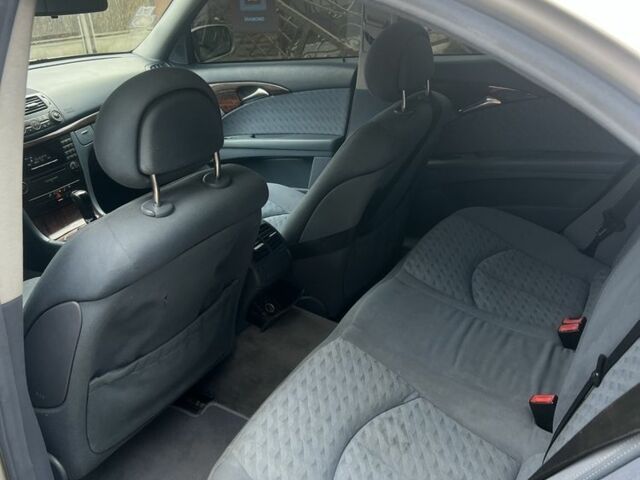 Серый Мерседес Е-Класс, объемом двигателя 2.2 л и пробегом 420 тыс. км за 3150 $, фото 9 на Automoto.ua