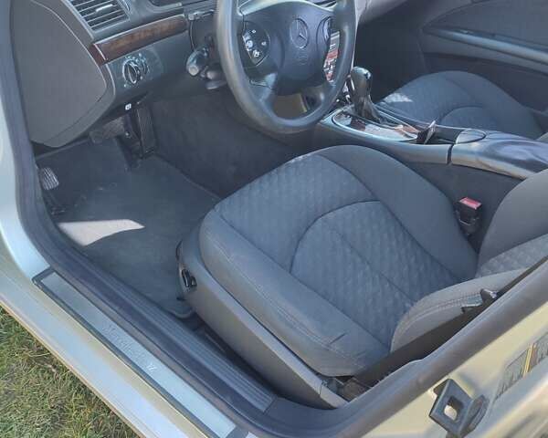 Мерседес Е-Класс 2003 в Коломые на Automoto.ua Серый Мерседес Е-Класс, объемом двигателя 2.15 л и пробегом 400 тыс. км за 5600 $, фото 2 на Automoto.ua