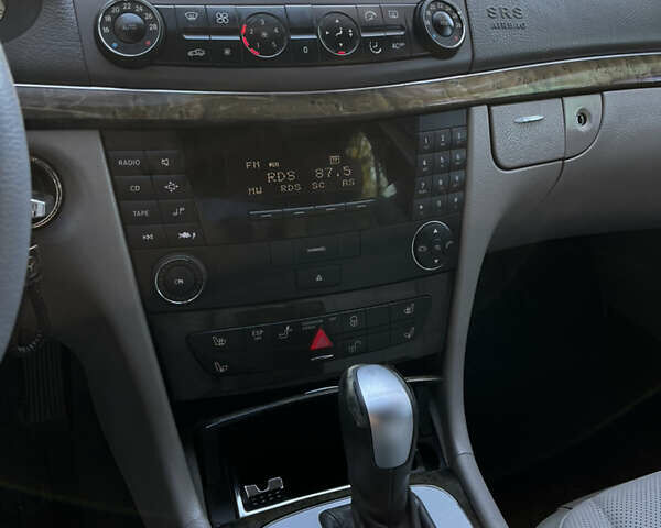 Мерседес Е-Класс 2003 в Черновцах на Automoto.ua Серый Мерседес Е-Класс, объемом двигателя 3.2 л и пробегом 400 тыс. км за 7000 $, фото 41 на Automoto.ua