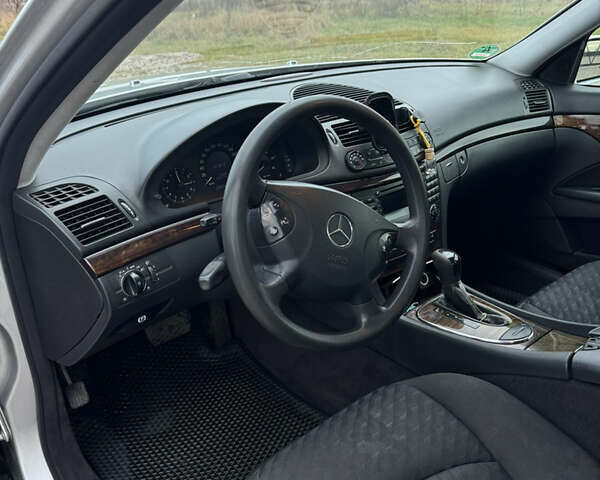 Сірий Мерседес Е-Клас, об'ємом двигуна 2.2 л та пробігом 325 тис. км за 6700 $, фото 18 на Automoto.ua