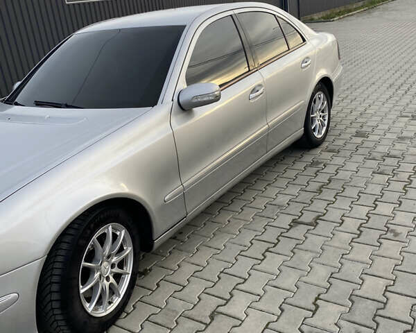 Серый Мерседес Е-Класс, объемом двигателя 2.2 л и пробегом 323 тыс. км за 6700 $, фото 2 на Automoto.ua