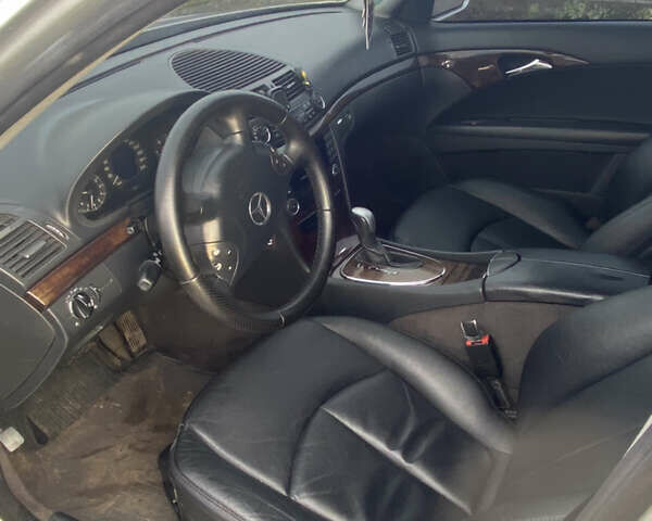 Серый Мерседес Е-Класс, объемом двигателя 2.2 л и пробегом 323 тыс. км за 6700 $, фото 6 на Automoto.ua