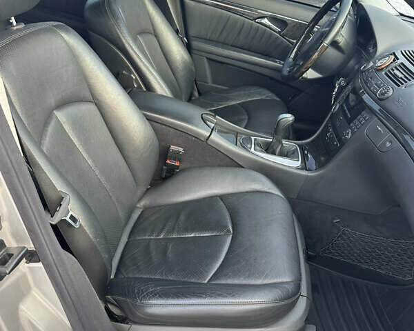 Серый Мерседес Е-Класс, объемом двигателя 1.8 л и пробегом 130 тыс. км за 8900 $, фото 7 на Automoto.ua