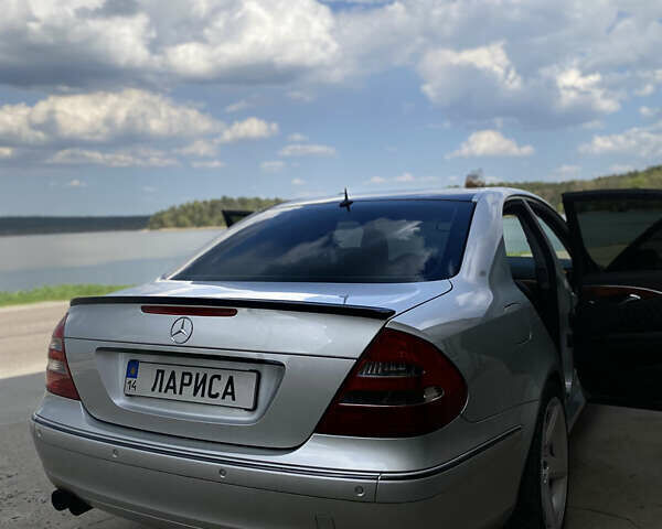 Мерседес Е-Класс 2003 в Львове на Automoto.ua Серый Мерседес Е-Класс, объемом двигателя 4 л и пробегом 330 тыс. км за 9500 $, фото 2 на Automoto.ua