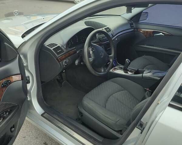 Серый Мерседес Е-Класс, объемом двигателя 2.2 л и пробегом 412 тыс. км за 5500 $, фото 2 на Automoto.ua