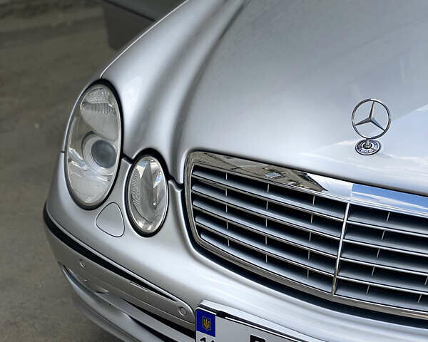 Мерседес Е-Класс 2003 в Львове на Automoto.ua Серый Мерседес Е-Класс, объемом двигателя 4 л и пробегом 330 тыс. км за 9500 $, фото 3 на Automoto.ua