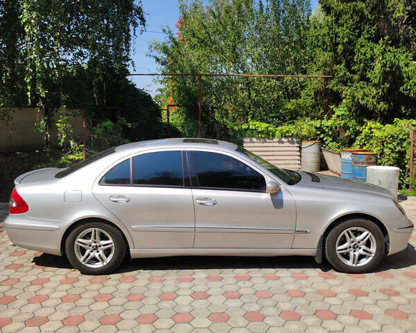 Серый Мерседес Е-Класс, объемом двигателя 2.8 л и пробегом 195 тыс. км за 7799 $, фото 1 на Automoto.ua