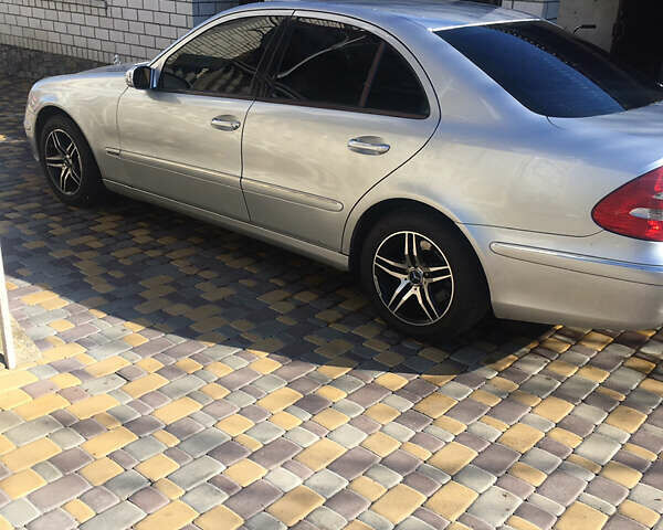 Сірий Мерседес Е-Клас, об'ємом двигуна 2.6 л та пробігом 376 тис. км за 6500 $, фото 1 на Automoto.ua