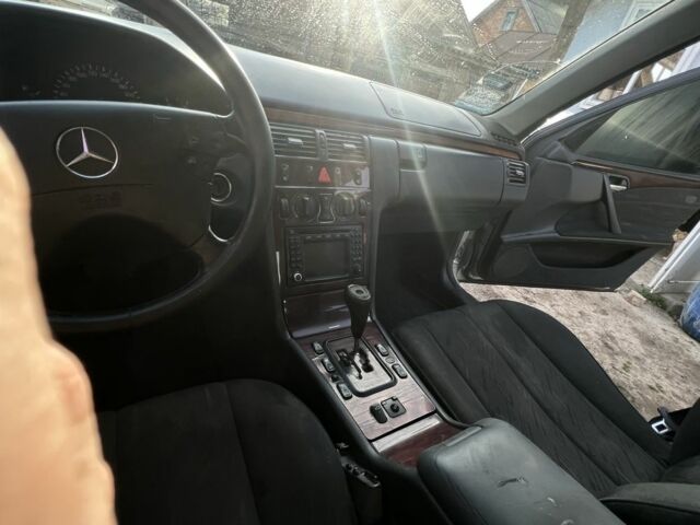 Серый Мерседес Е-Класс, объемом двигателя 3.2 л и пробегом 250 тыс. км за 1690 $, фото 4 на Automoto.ua