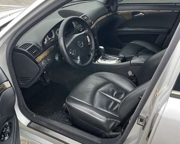 Серый Мерседес Е-Класс, объемом двигателя 3.2 л и пробегом 429 тыс. км за 6500 $, фото 5 на Automoto.ua