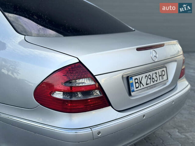 Мерседес Е-Клас 2003 у Сарнах на Automoto.ua Сірий Мерседес Е-Клас, об'ємом двигуна 2.2 л та пробігом 422 тис. км за 6999 $, фото 23 на Automoto.ua