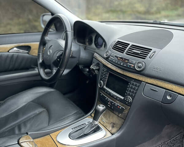 Сірий Мерседес Е-Клас, об'ємом двигуна 2.2 л та пробігом 265 тис. км за 5900 $, фото 37 на Automoto.ua