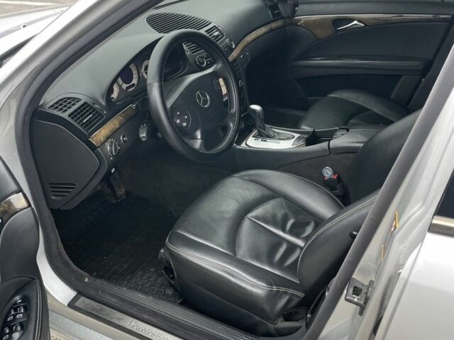 Сірий Мерседес Е-Клас, об'ємом двигуна 3.2 л та пробігом 429 тис. км за 6500 $, фото 6 на Automoto.ua