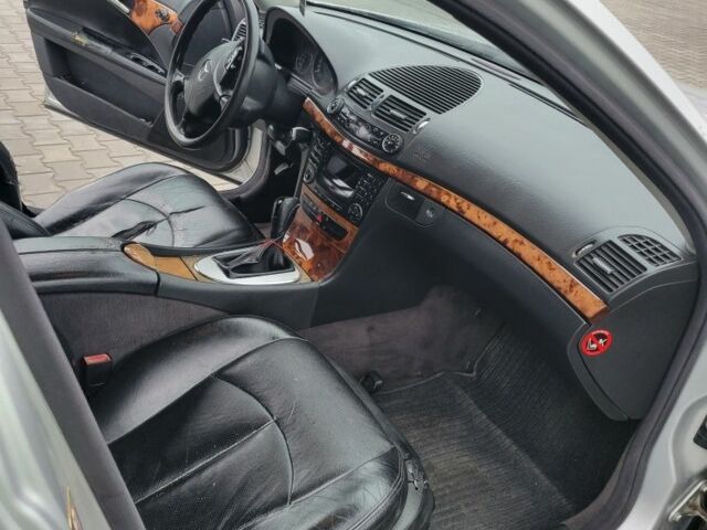 Серый Мерседес Е-Класс, объемом двигателя 2.2 л и пробегом 406 тыс. км за 2650 $, фото 13 на Automoto.ua