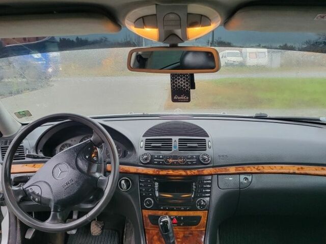 Серый Мерседес Е-Класс, объемом двигателя 2.2 л и пробегом 406 тыс. км за 2650 $, фото 12 на Automoto.ua